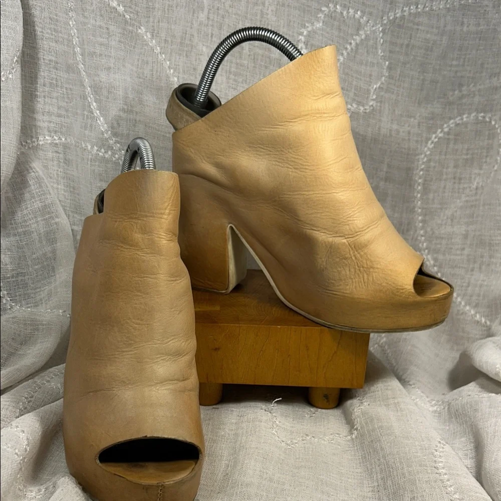 Balenciaga leather platform hidden heeled shoes sling back